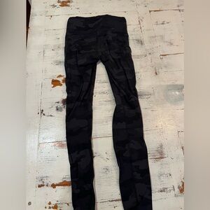 black mid rise camo lululemon wunder train 25’ size 4 leggings